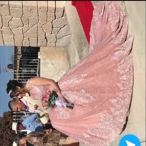 I’m selling a xv dress